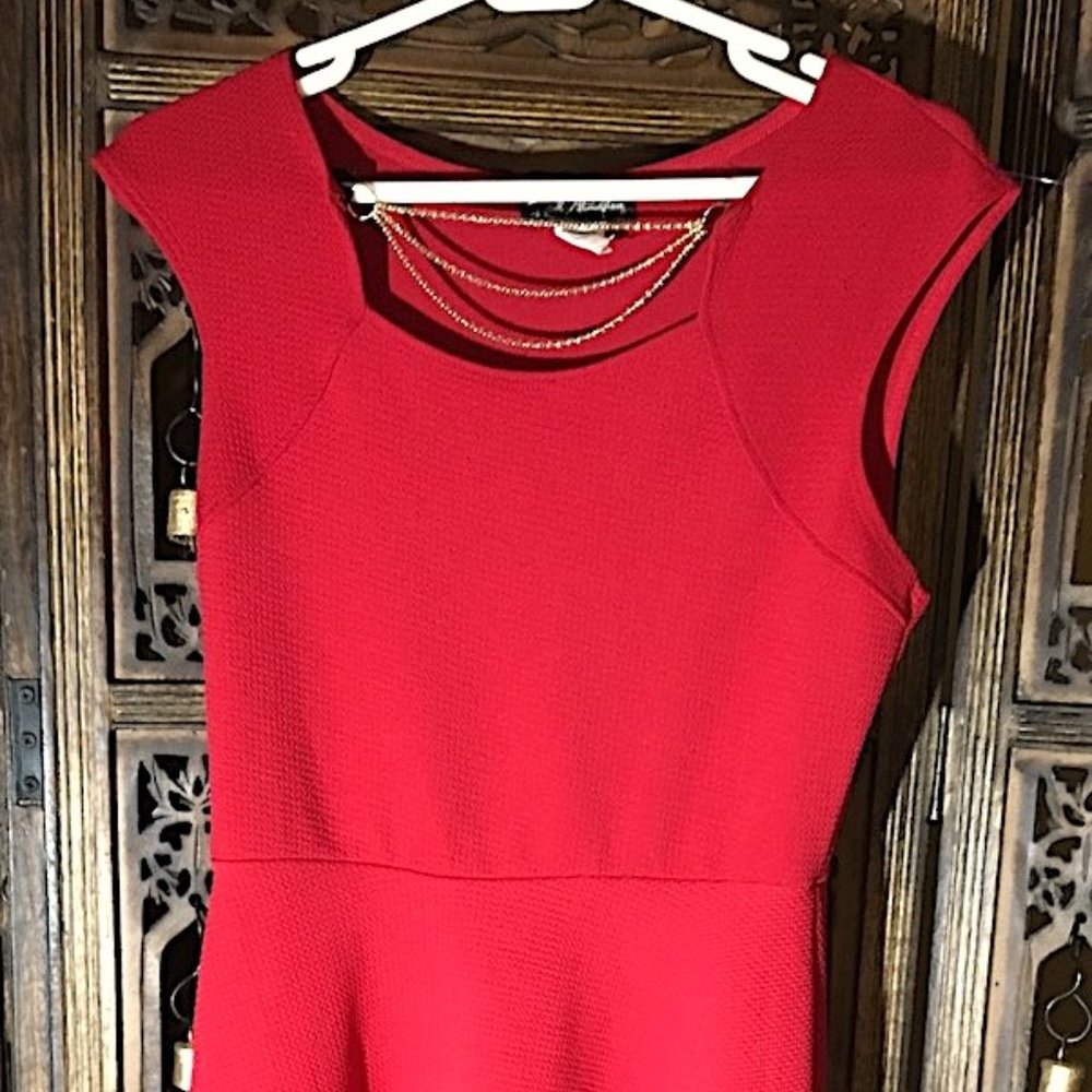 FRENCH ATMOSPHERE RED SLEEVELESS DRESS WITH GOLD COLLAR XL